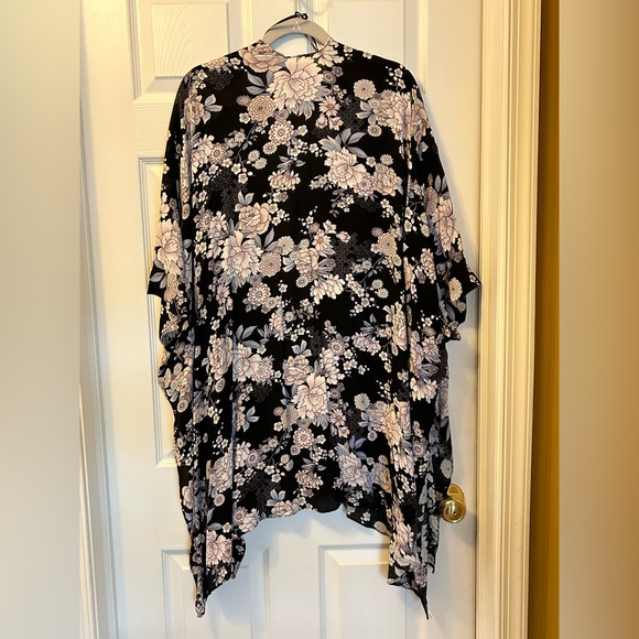 Forever 21 Kimono Wrap in Black and Lavender & Blue Floral - Picture 8 of 8